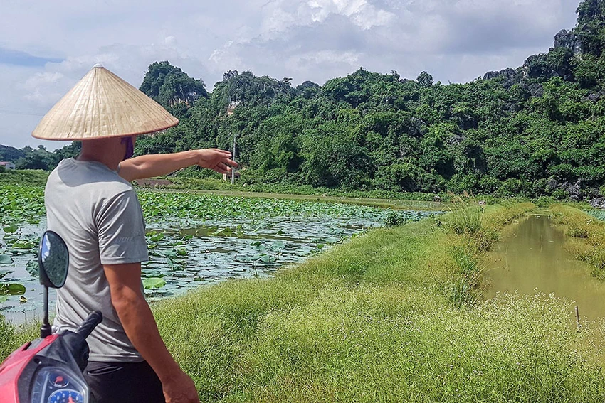 Anh S chỉ khu vực dê của anh bị bắn hạ. Anh S chỉ khu vực dê của anh bị bắn hạ.
