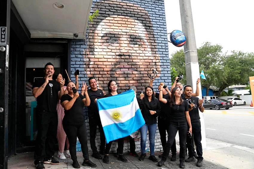 Người hâm mộ Mỹ đang chờ đón Messi và hồi hộp với những thủ tục chưa xong để cầu thủ này ra mắt. Ảnh: GETTY IMAGES Người hâm mộ Mỹ đang chờ đón Messi và hồi hộp với những thủ tục chưa xong để cầu thủ này ra mắt. Ảnh: GETTY IMAGES