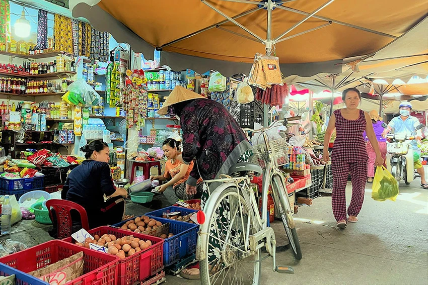 Nhiều người dân lo lắng sau mỗi lần tăng lương cơ sở là giá cả hàng hóa sẽ tăng. Ảnh: T.UYÊN Nhiều người dân lo lắng sau mỗi lần tăng lương cơ sở là giá cả hàng hóa sẽ tăng. Ảnh: T.UYÊN