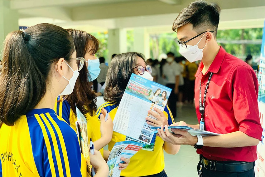 Thí sinh tìm hiểu thông tin tuyển sinh đại học năm 2023 tại các trường ở TP.HCM. Ảnh: NT Thí sinh tìm hiểu thông tin tuyển sinh đại học năm 2023 tại các trường ở TP.HCM. Ảnh: NT