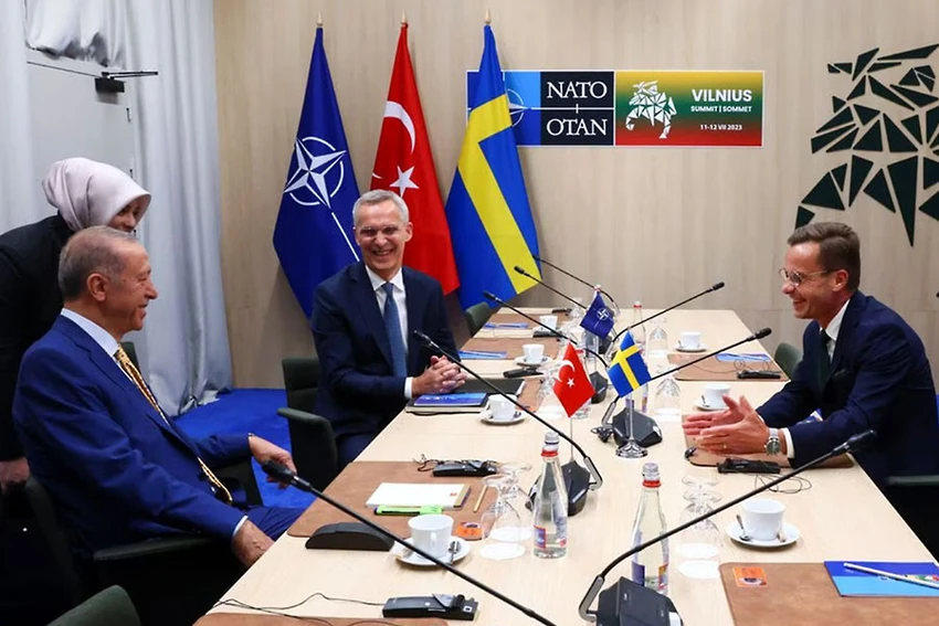 Tổng Thư ký NATO Jens Stoltenberg (giữa), Tổng thống Thổ Nhĩ Kỳ Tayyip Erdogan (trái) và Thủ tướng Thụy Điển Ulf Kristersson họp vào tối 10-7, trước thềm Hội nghị thượng đỉnh NATO. Ảnh: REUTERS Tổng Thư ký NATO Jens Stoltenberg (giữa), Tổng thống Thổ Nhĩ Kỳ Tayyip Erdogan (trái) và Thủ tướng Thụy Điển Ulf Kristersson họp vào tối 10-7, trước thềm Hội nghị thượng đỉnh NATO. Ảnh: REUTERS
