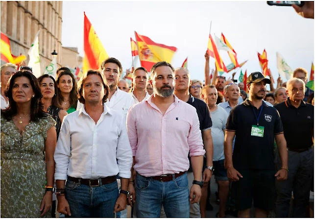 Lãnh đạo đảng cực hữu Vox - ông Santiago Abascal (giữa) vận động tranh cử ở đô thị Palma de Mallorca thuộc quần đảo Baleares (Tây Ban Nha) ngày 14-7. Ảnh: AFP/GETTY IMAGES Lãnh đạo đảng cực hữu Vox - ông Santiago Abascal (giữa) vận động tranh cử ở đô thị Palma de Mallorca thuộc quần đảo Baleares (Tây Ban Nha) ngày 14-7. Ảnh: AFP/GETTY IMAGES