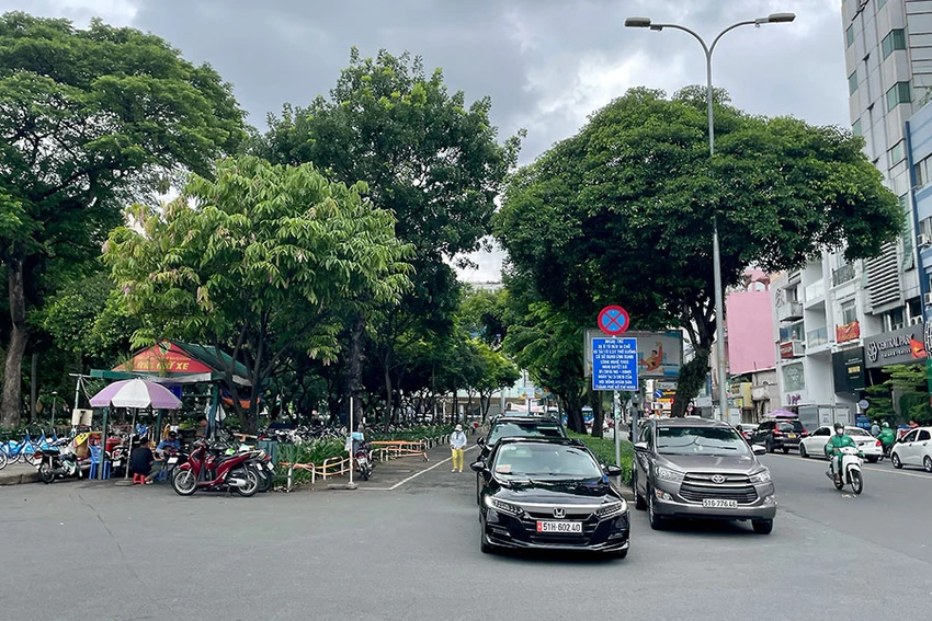 Vị trí dự kiến làm khu đậu xe thông minh ở Công viên Lê Văn Tám. Ảnh: ĐT Vị trí dự kiến làm khu đậu xe thông minh ở Công viên Lê Văn Tám. Ảnh: ĐT