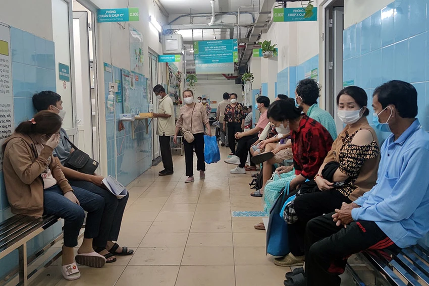 Người dân đến BV Bình Dân khám chữa bệnh. Ảnh: NGUYỄN HIỀN