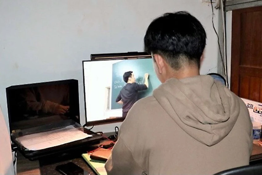 TS đang tập trung học để cải thiện điểm số. Ảnh: VÕ THƠ TS đang tập trung học để cải thiện điểm số. Ảnh: VÕ THƠ