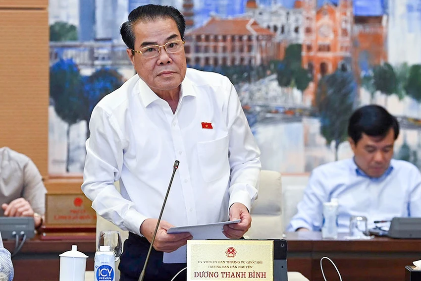 Trưởng ban Dân nguyện Dương Thanh Bình trình bày báo cáo tại phiên họp. Ảnh: TOAN NGUYỄN Trưởng ban Dân nguyện Dương Thanh Bình trình bày báo cáo tại phiên họp. Ảnh: TOAN NGUYỄN