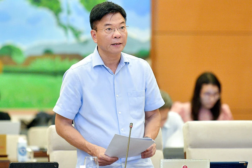 Bộ trưởng Bộ Tư pháp Lê Thành Long trình bày về dự án Luật Đấu giá tài sản (sửa đổi). Ảnh: QH Bộ trưởng Bộ Tư pháp Lê Thành Long trình bày về dự án Luật Đấu giá tài sản (sửa đổi). Ảnh: QH