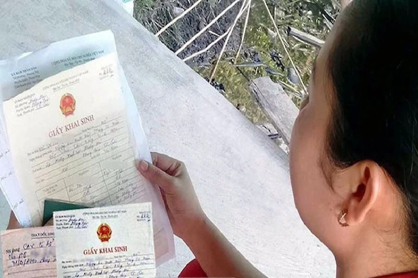 Nếu vào thời điểm đăng ký khai sinh, người cha yêu cầu làm thủ tục nhận con thì UBND kết hợp giải quyết việc nhận con và đăng ký khai sinh. Ảnh: CHÂU ANH Nếu vào thời điểm đăng ký khai sinh, người cha yêu cầu làm thủ tục nhận con thì UBND kết hợp giải quyết việc nhận con và đăng ký khai sinh. Ảnh: CHÂU ANH