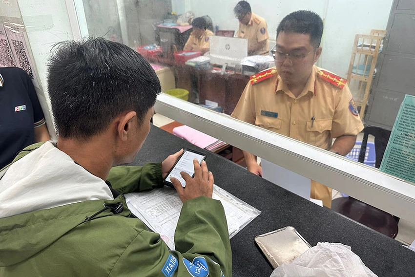 Người dân đến làm thủ tục thu hồi đăng ký, biển số xe tại Đội Đăng ký, quản lý phương tiện giao thông cơ giới đường bộ TP.HCM. Ảnh: HUỲNH THƠ Người dân đến làm thủ tục thu hồi đăng ký, biển số xe tại Đội Đăng ký, quản lý phương tiện giao thông cơ giới đường bộ TP.HCM. Ảnh: HUỲNH THƠ