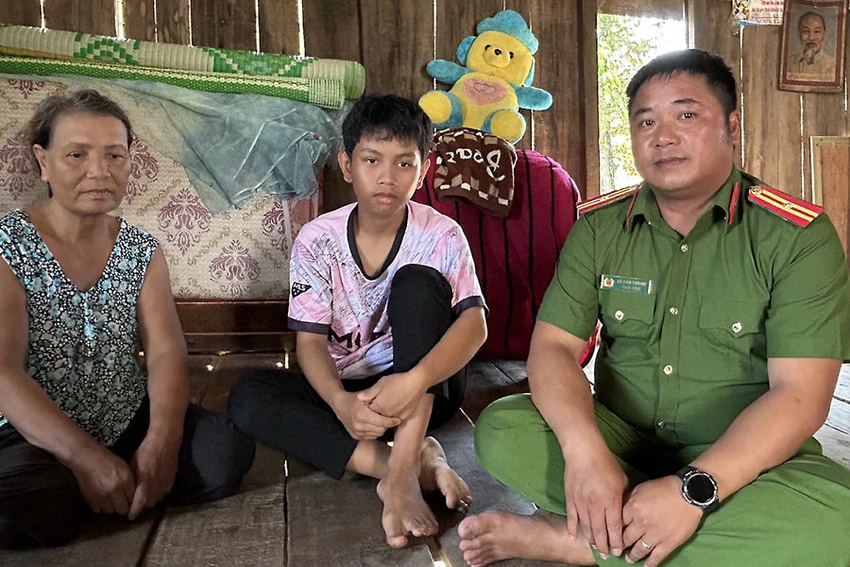 Thiếu tá Thành thăm hỏi gia đình một em học sinh có hoàn cảnh khó khăn ở xã Ea Uy. Ảnh: VŨ LONG