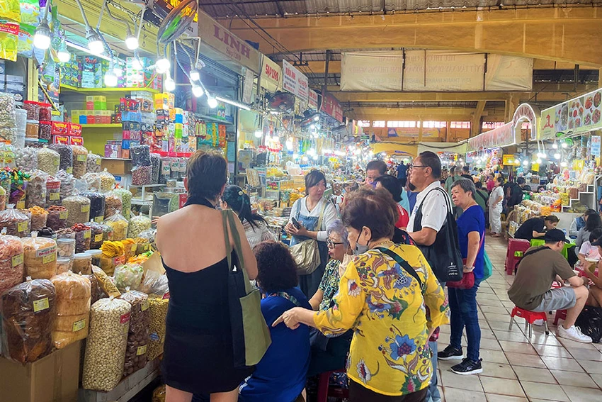 Chợ Bến Thành luôn thu hút đông đảo du khách quốc tế đến tham quan, mua sắm. Ảnh: T.UYÊN
