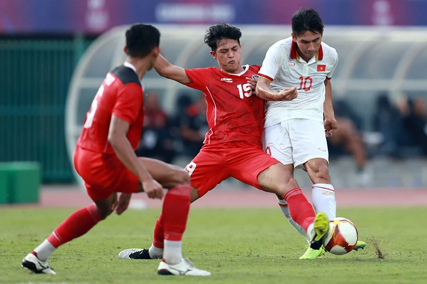 Hình ảnh tại SEA Games 32 bóng đá Việt Nam thua Indonesia bởi sức mạnh và đòn không chiến. Ảnh: ANH PHƯƠNG Hình ảnh tại SEA Games 32 bóng đá Việt Nam thua Indonesia bởi sức mạnh và đòn không chiến. Ảnh: ANH PHƯƠNG