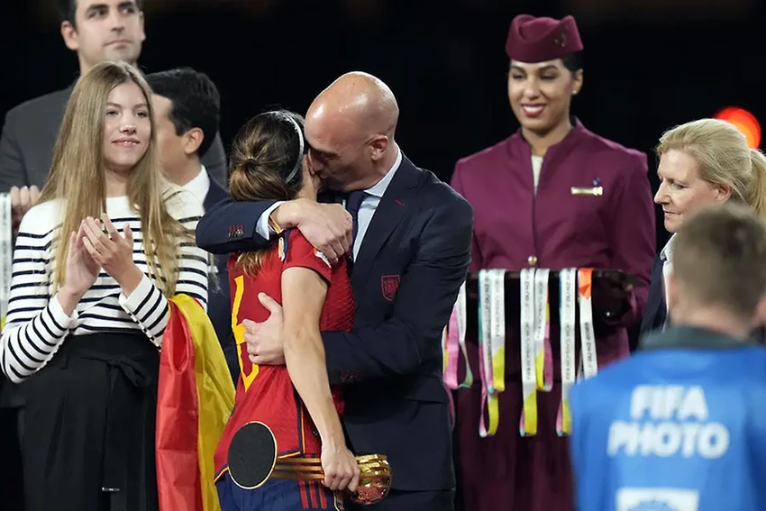 Hành động của chủ tịch RFEF bị cho là không đứng đắn. Ảnh: GETTY Hành động của chủ tịch RFEF bị cho là không đứng đắn. Ảnh: GETTY