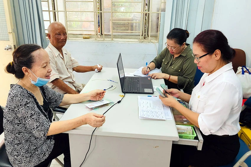Người dân đang nhận lương hưu, trợ cấp BHXH hằng tháng tại TP.HCM. Ảnh: NH Người dân đang nhận lương hưu, trợ cấp BHXH hằng tháng tại TP.HCM. Ảnh: NH