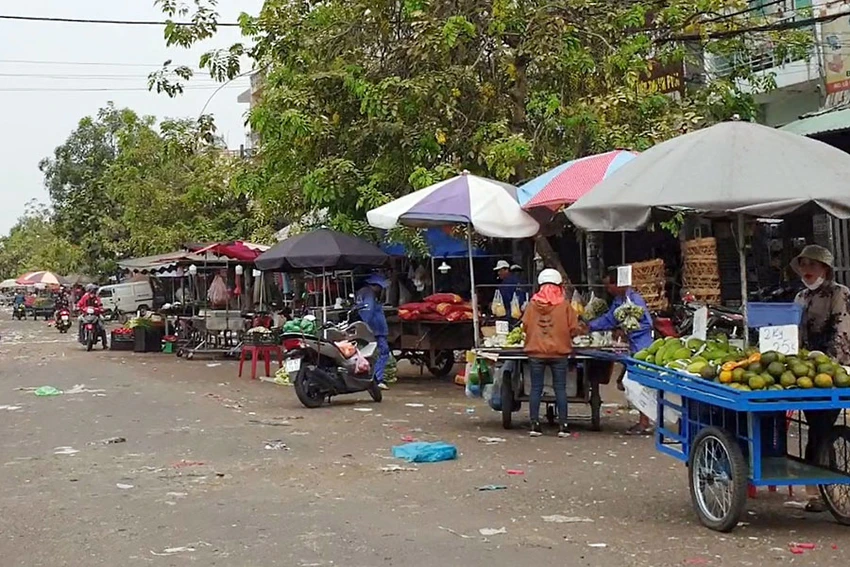 Khi trong chốt có nhiều cán bộ trật tự đô thị, cảnh sát trật tự làm việc thì bên ngoài việc “họp chợ” dưới lòng đường, vỉa hè vẫn diễn ra bình thường. Ảnh trong bài: TÂN - YÊN Khi trong chốt có nhiều cán bộ trật tự đô thị, cảnh sát trật tự làm việc thì bên ngoài việc “họp chợ” dưới lòng đường, vỉa hè vẫn diễn ra bình thường. Ảnh trong bài: TÂN - YÊN