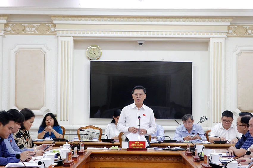 Phó Chủ tịch HĐND TP.HCM Nguyễn Văn Dũng chủ trì buổi giám sát. Ảnh: THANH TUYỀN Phó Chủ tịch HĐND TP.HCM Nguyễn Văn Dũng chủ trì buổi giám sát. Ảnh: THANH TUYỀN