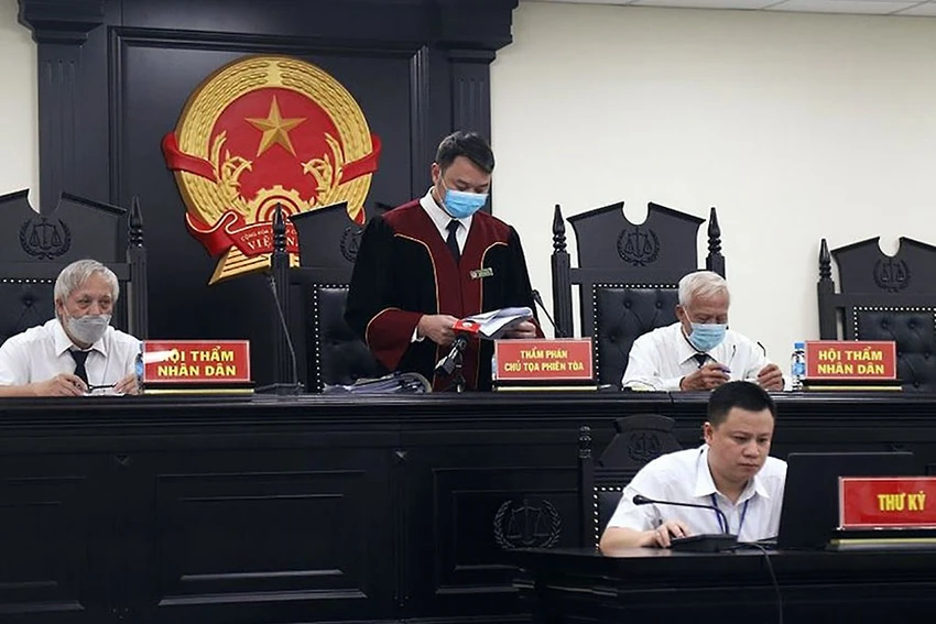 Ngày 14-8-2022, HĐXX tuyên án đối với các bị cáo trong vụ tha người trái pháp luật và nhận hối lộ xảy ra tại Công an quận Tây Hồ, Hà Nội. Ảnh: UYÊN TRANG Ngày 14-8-2022, HĐXX tuyên án đối với các bị cáo trong vụ tha người trái pháp luật và nhận hối lộ xảy ra tại Công an quận Tây Hồ, Hà Nội. Ảnh: UYÊN TRANG