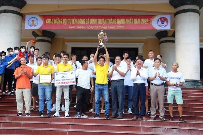 15_nghi-sophan-doi-bong-binhtuan_chuyennghiep-VN.jpg