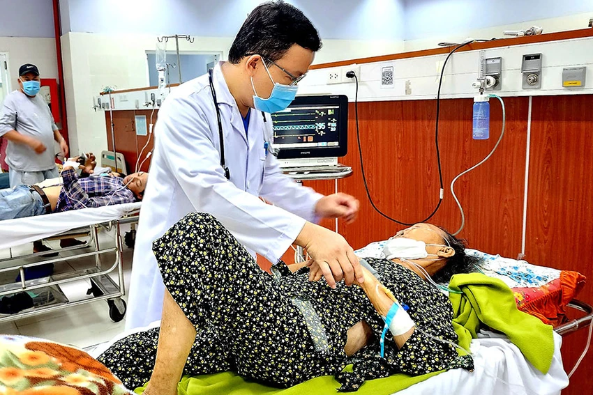 Bác sĩ Trạm cấp cứu vệ tinh 115 của BV huyện Bình Chánh đang điều trị cho bệnh nhân.