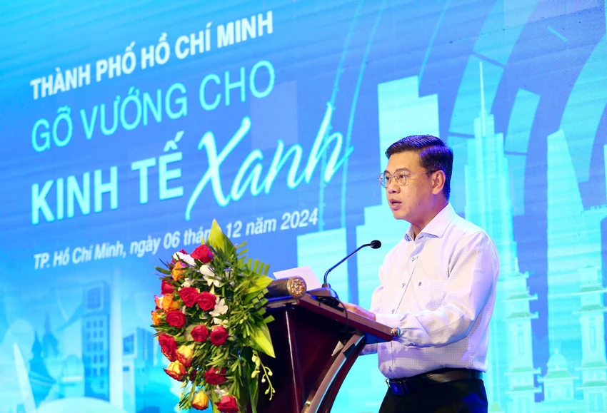 Ông Nguyễn Văn Dũng, Phó Chủ tịch UBND TP.HCM, phát biểu tại Diễn đàn “TP.HCM - Gỡ vướng cho kinh tế xanh”. Ảnh: HOÀNG GIANG