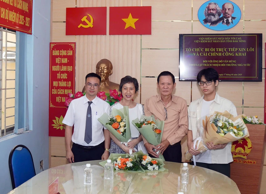 P6_gia-dinh-ong-Hung-va-luat-su.jpg