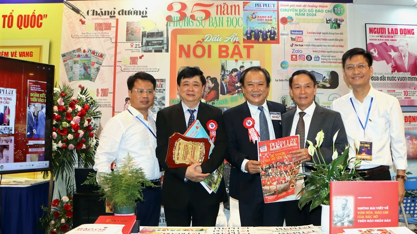 P2-3_Bao-Pháp-Luật---Hội-báo.jpg
