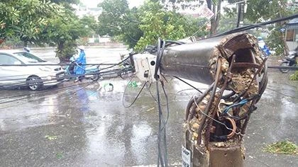 cột điện đổ