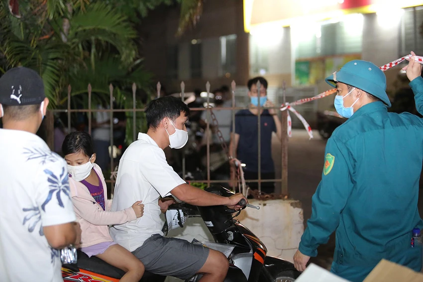 Hà Nội phong tỏa trong đêm chung cư có người mắc COVID-19 ảnh 2 Hà Nội phong tỏa trong đêm chung cư có người mắc COVID-19 ảnh 2