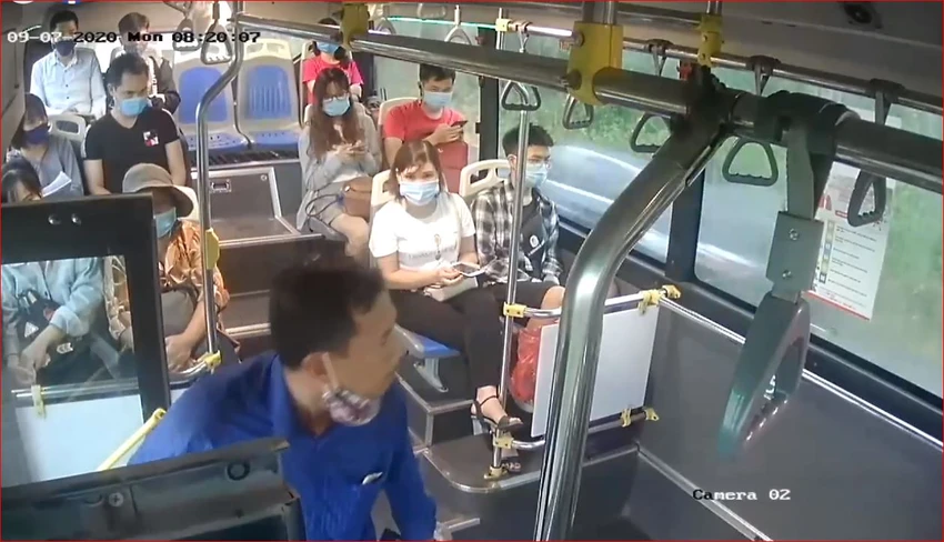 Nhắc khách đeo khẩu trang, phụ xe buýt Hà Nội bị nhổ nước bọt ảnh 1
