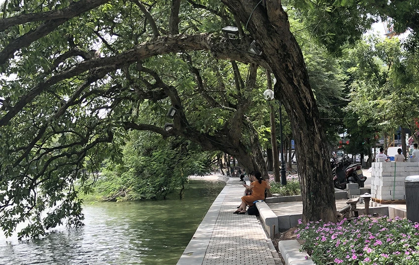 Công trình lát đá vỉa hè, chỉnh trang Hồ Gươm sắp về đích ảnh 6 Công trình lát đá vỉa hè, chỉnh trang Hồ Gươm sắp về đích ảnh 6