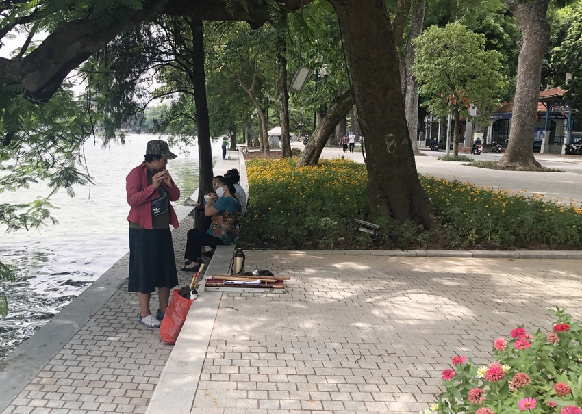 Công trình lát đá vỉa hè, chỉnh trang Hồ Gươm sắp về đích ảnh 7 Công trình lát đá vỉa hè, chỉnh trang Hồ Gươm sắp về đích ảnh 7