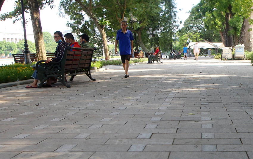 Công trình lát đá vỉa hè, chỉnh trang Hồ Gươm sắp về đích ảnh 8 Công trình lát đá vỉa hè, chỉnh trang Hồ Gươm sắp về đích ảnh 8