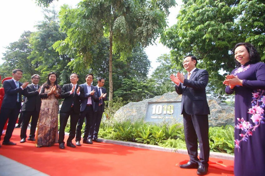 Bí thư, Chủ tịch Hà Nội gắn biển công trình cải tạo Hồ Gươm ảnh 1