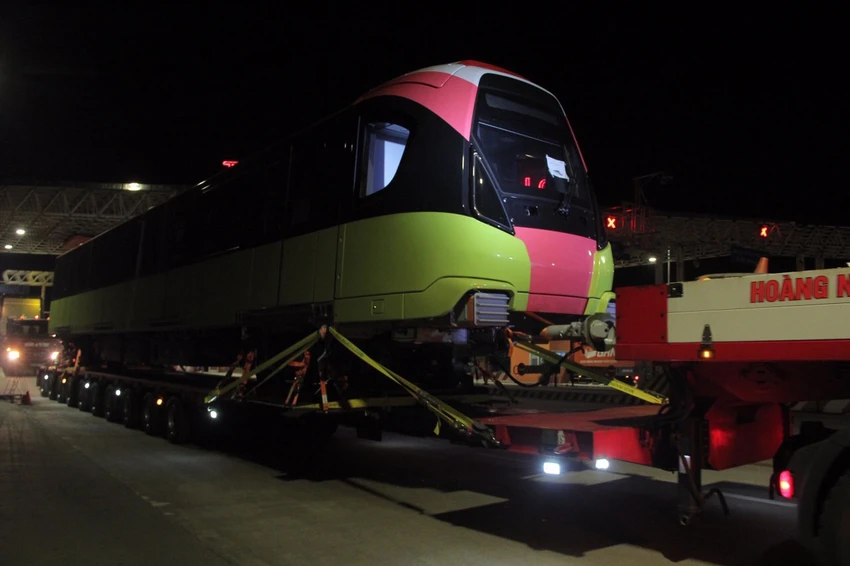 Metro Nhổn - ga Hà Nội có đoàn tàu đầu tiên lên ray ảnh 1