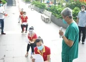 Thứ trưởng Nguyễn Trường Sơn hướng dẫn người dân tự lấy mẫu xét nghiệm COVID-19