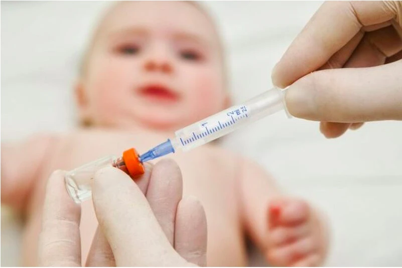 Hà Nội thông tin vụ tiêm nhầm vaccine ngừa COVID-19 cho 18 trẻ sơ sinh ảnh 1