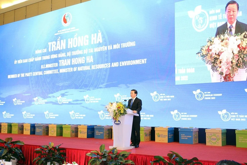 Bộ trưởng TN&MT Trần Hồng Hà phát biểu tại hội nghị khởi động xây dựng kế hoạch hành động quốc gia thực hiện kinh tế tuần hoàn của Việt Nam sáng ngày 28-6. Ảnh: TP Bộ trưởng TN&MT Trần Hồng Hà phát biểu tại hội nghị khởi động xây dựng kế hoạch hành động quốc gia thực hiện kinh tế tuần hoàn của Việt Nam sáng ngày 28-6. Ảnh: TP