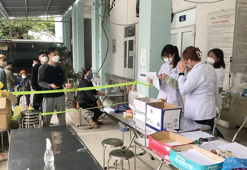 Cán bộ, nhân viên y tế phường Yên Sở, quận Hoàng Mai, Hà Nội căng mình phòng chống dịch COVID-19 giai đoạn cao điểm cuối tháng 2 đầu tháng 3-2022. Cán bộ, nhân viên y tế phường Yên Sở, quận Hoàng Mai, Hà Nội căng mình phòng chống dịch COVID-19 giai đoạn cao điểm cuối tháng 2 đầu tháng 3-2022.