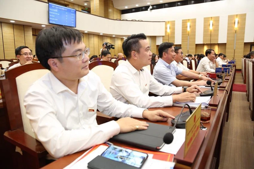 Các ĐB HĐND TP Hà Nội bấm nút thông qua nghị quyết quy định cơ chế hỗ trợ học phí đối với một số đối tượng trẻ em mầm non và học sinh phổ thông trên địa bàn TP năm học 2022-2023. Ảnh: TRỌNG PHÚ