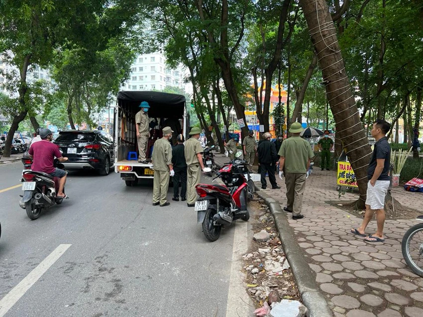 Cũng trong đợt ra quân này, nhiều quán cóc, trà đá, giải khát lấn chiếm vỉa hè cũng bị lực lượng chức năng yêu cầu dọn dẹp, trả lại không gian công cộng cho cộng đồng dân cư. Cũng trong đợt ra quân này, nhiều quán cóc, trà đá, giải khát lấn chiếm vỉa hè cũng bị lực lượng chức năng yêu cầu dọn dẹp, trả lại không gian công cộng cho cộng đồng dân cư.