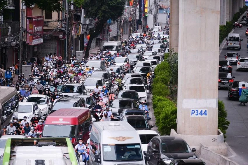 Trung tâm quản lý giao thông công cộng TP Hà Nội và đơn vị tư vấn đề án thu phí phương tiện cơ giới vào một số khu vực trên địa bàn TP Hà Nội đề nghị thí điểm thu phí ô tô vào nội đô từ năm 2024 nhằm... giảm ùn tắc giao thông. Trung tâm quản lý giao thông công cộng TP Hà Nội và đơn vị tư vấn đề án thu phí phương tiện cơ giới vào một số khu vực trên địa bàn TP Hà Nội đề nghị thí điểm thu phí ô tô vào nội đô từ năm 2024 nhằm... giảm ùn tắc giao thông.