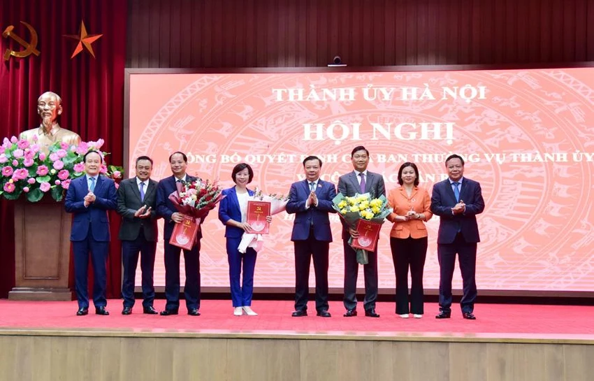 Ban Thường vụ Thành uỷ Hà Nội tặng hoa chúc mừng các nhân sự được phân công, điều động nhận công tác ở cương vị mới.