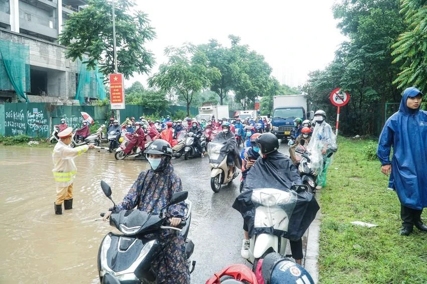 Trận mưa lớn hồi cuối tháng 5-2022, khiến khu vực phía Tây nội thành Hà Nội bị ngập nặng. Ảnh: PHI HÙNG