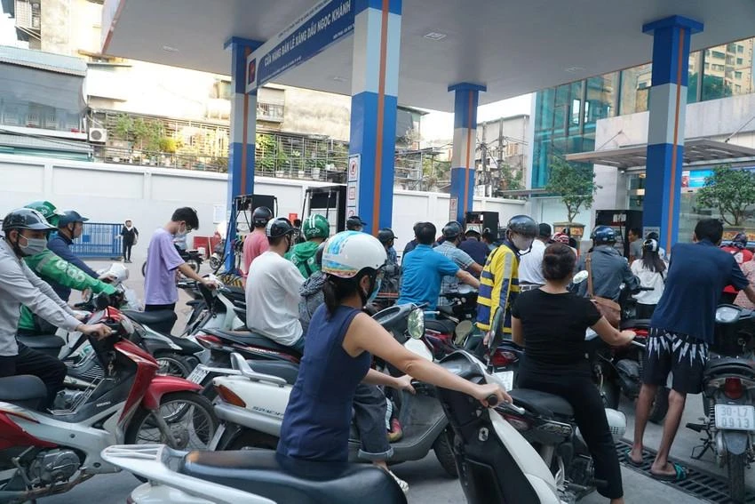 Người dân Hà Nội chờ mua xăng dầu. Ảnh: Phi Hùng Người dân Hà Nội chờ mua xăng dầu. Ảnh: Phi Hùng