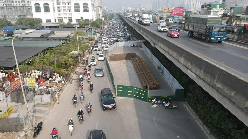 Hàng rào phục vụ thi công trên đường Nguyễn Xiển gây ùn tắc giao thông. Ảnh: PHI HÙNG Hàng rào phục vụ thi công trên đường Nguyễn Xiển gây ùn tắc giao thông. Ảnh: PHI HÙNG