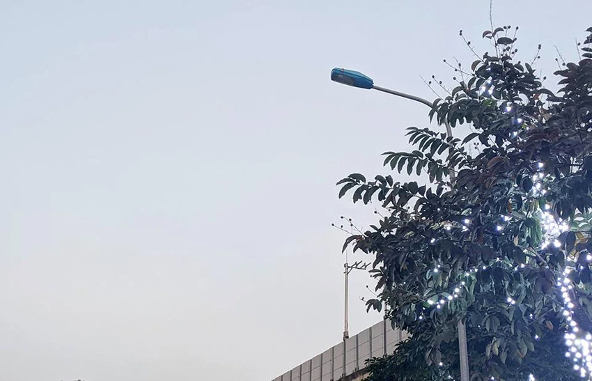Nhiều cột đèn chiếu sáng công cộng tại phố Yên Lãng vẫn chưa được đấu nối điện. (Ảnh: Trọng Phú) Nhiều cột đèn chiếu sáng công cộng tại phố Yên Lãng vẫn chưa được đấu nối điện. (Ảnh: Trọng Phú)