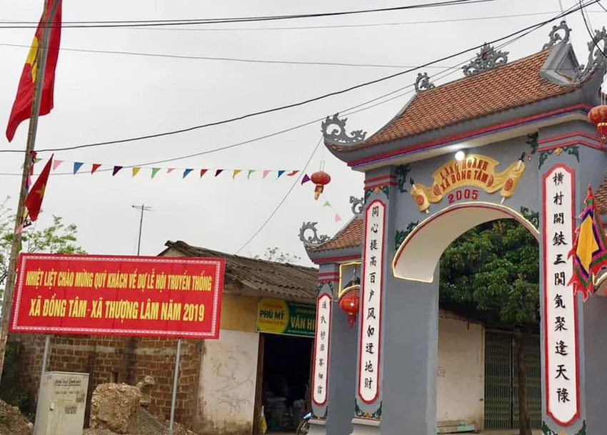 Cổng làng Hoành, xã Đồng Tâm, huyện Mỹ Đức (Ảnh: TP)