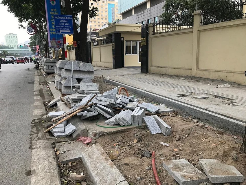 Vỉa hè tuyến phố Nguyễn Chí Thanh đang được lát đá lại. Ảnh: TRỌNG PHÚ Vỉa hè tuyến phố Nguyễn Chí Thanh đang được lát đá lại. Ảnh: TRỌNG PHÚ