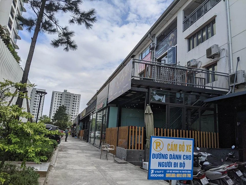 Nhiều căn shophouse tại khu đô thị Gamuda Gardens (phường Trần Phú, quận Hoàng Mai) bị cơi nới thêm khoảng không gian phía sau căn hộ. Ảnh: TRỌNG PHÚ Nhiều căn shophouse tại khu đô thị Gamuda Gardens (phường Trần Phú, quận Hoàng Mai) bị cơi nới thêm khoảng không gian phía sau căn hộ. Ảnh: TRỌNG PHÚ