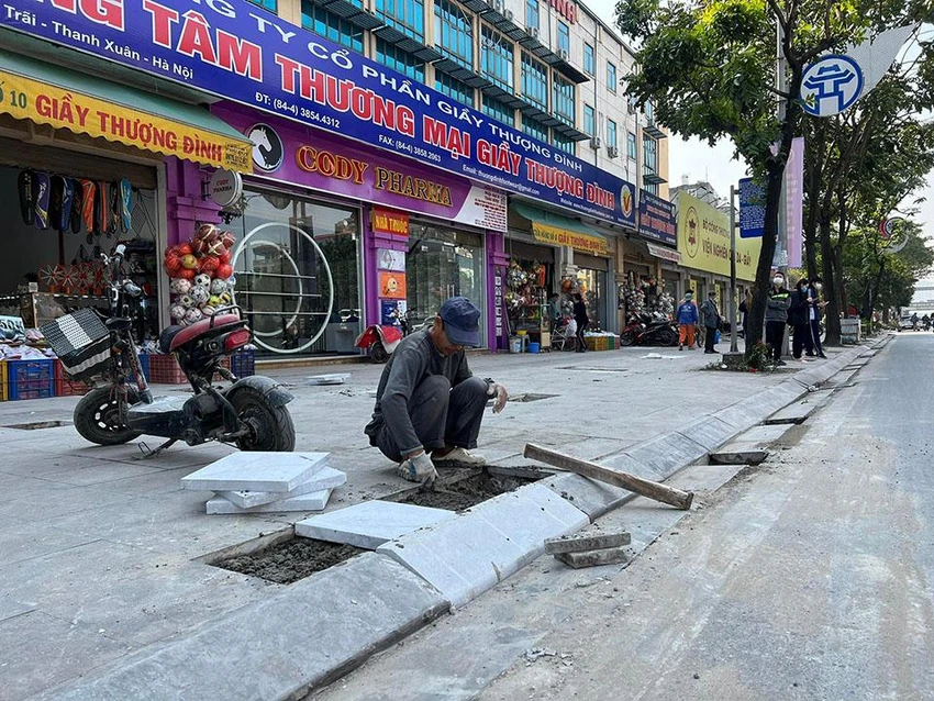 Đoạn vỉa hè phố Nguyễn Trãi trước Công ty giày Thượng Đình bị hư hại phải vá lại .Ảnh: TP Đoạn vỉa hè phố Nguyễn Trãi trước Công ty giày Thượng Đình bị hư hại phải vá lại .Ảnh: TP